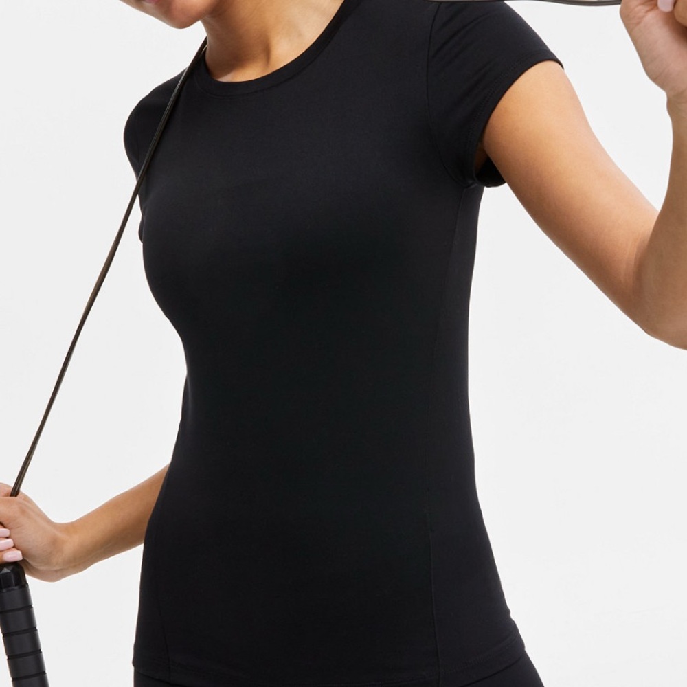 ⭐️ BRAND NEW - NEVER WORN ⭐️ Black Fitted Short Sleeve Tee